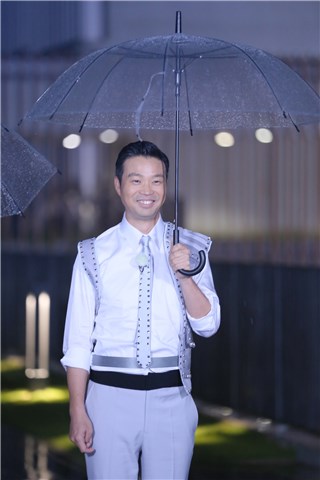 王迅撑伞在雨中