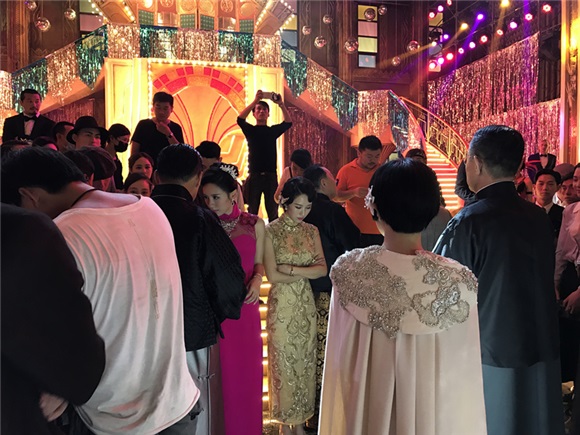 众星亮相《远大前程》 李念复古旗袍装有气质