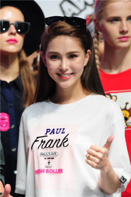 昆凌助阵Paul Frank新品发布会 「天王嫂」穿上白Tee+牛仔裤青春如少女