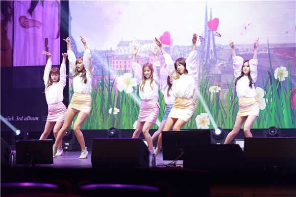 Apink举办《Pink Revolution》Showcase:回归的清纯Idol