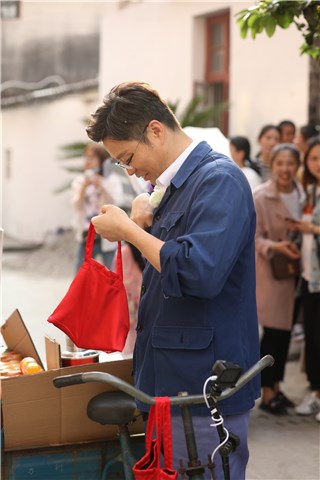 王迅在工作中
