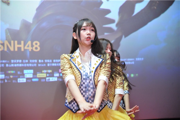 SNH48、王栎鑫出席电影《超能太阳鸭》活动