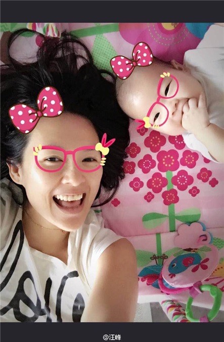 章子怡产后复工气色红润 纤细身材完爆少女