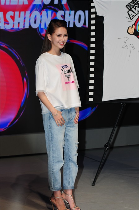 昆凌助阵Paul Frank新品发布会 「天王嫂」穿上白Tee+牛仔裤青春如少女