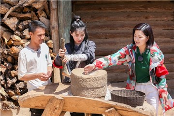陈蓉、阚清子磨苦荞粉