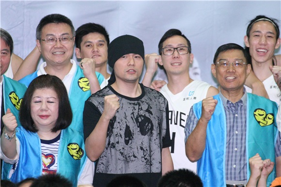 周杰伦出席勇士JAY盟为你加油公益篮球活动
