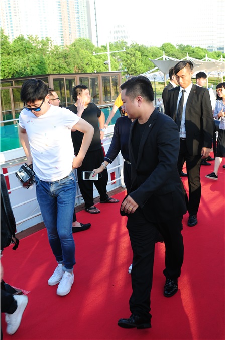 葛优、闫妮《罗曼蒂克消亡史》豪华阵容 章子怡复出黑色装扮不掩腰围发福