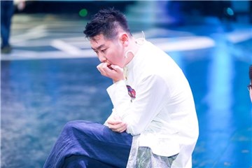 鲍橒可爱地吃手手