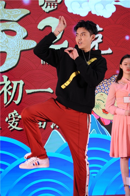 林允同徐克周星驰拍萌照 吴亦凡被调侃为「丐帮帮主」