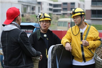 黄渤、王迅和智囊团成员一起