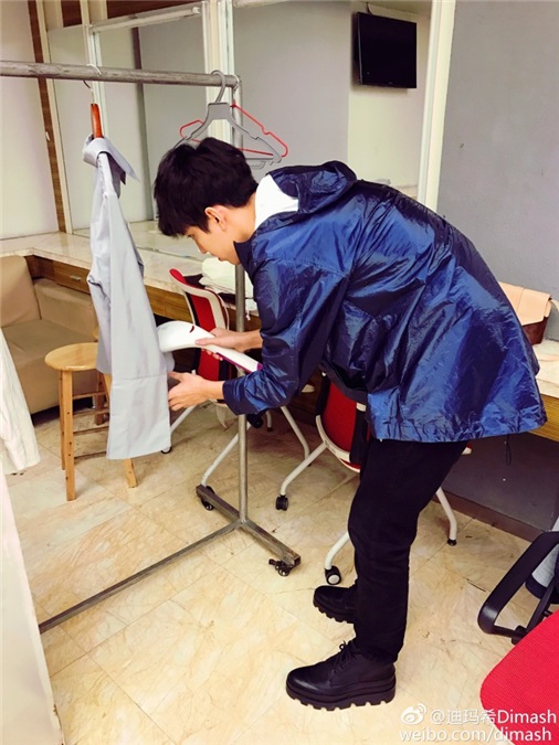 迪玛希自己烫衣服 粉丝笑问：能自己更博吗