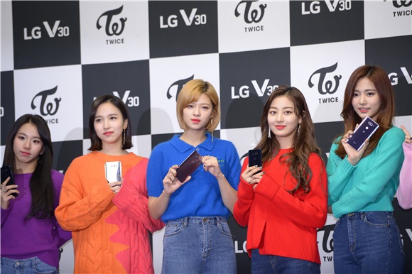 TWICE��ϯijƷ�Ʒ�˿ǩ����