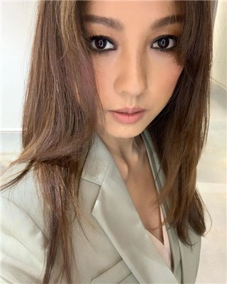 卸妆前后照差很大！李孝利自怼是“稀世骗子”向粉丝道歉