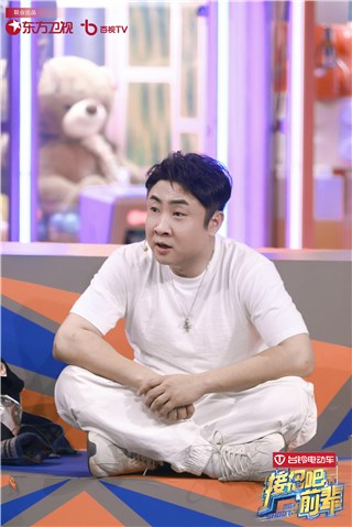 乔杉在蹦床上