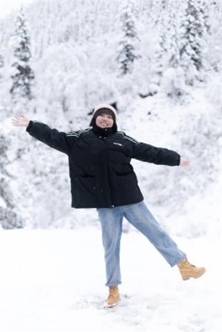图三:李雪琴单腿站立张开双臂雪地撒欢