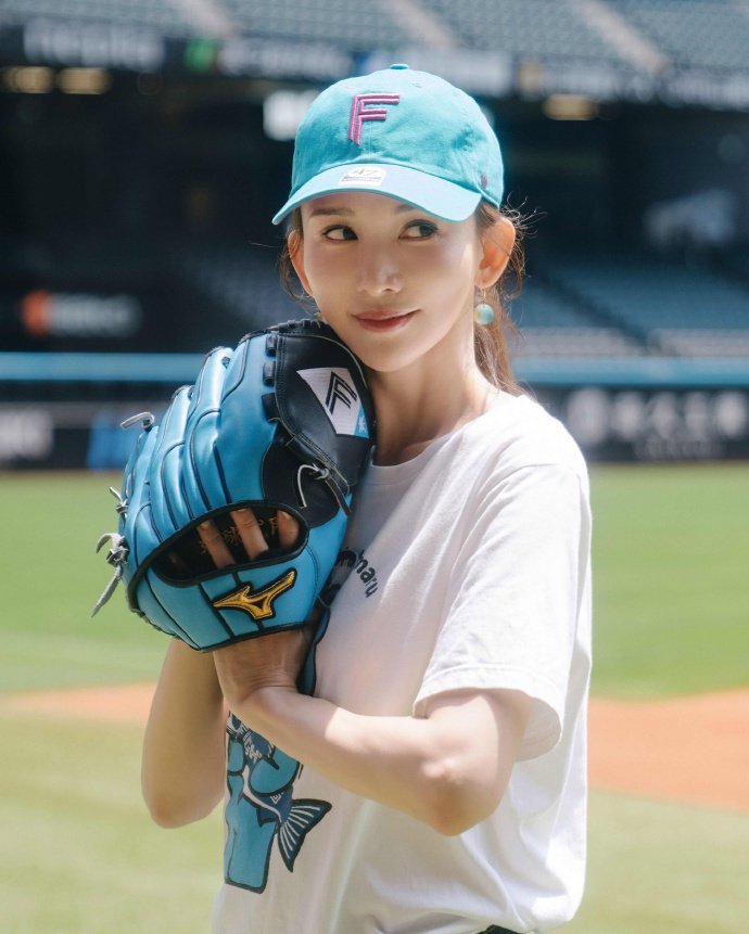 50岁林志玲现身日本棒球赛场开球 年近半百却似20岁少女