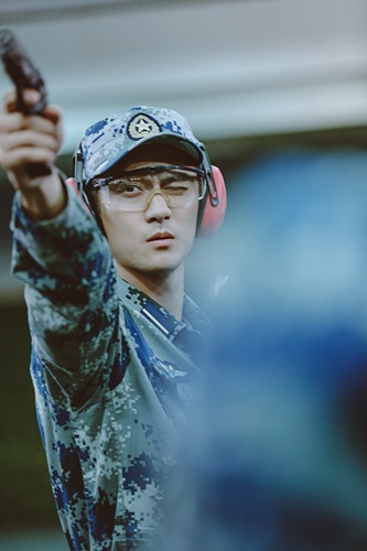 蒋劲夫帅气射击照曝光 《真男》兵王对决即将展开