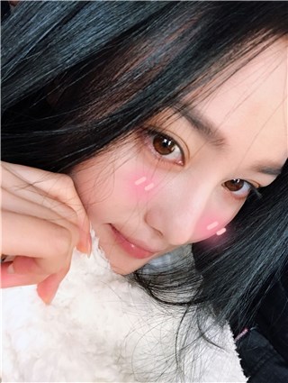 张馨予上热搜妈妈反被吓 耿直自黑萌到网友