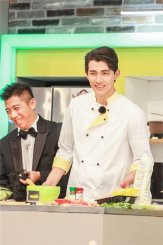 李子峰《穿越吧厨房》杠上辣椒 与吉克隽逸合唱首秀歌喉