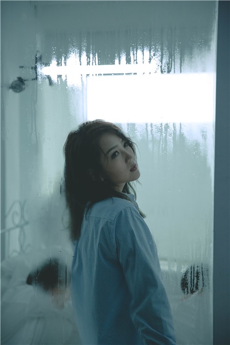 何洁治愈歌曲《给陌生女孩的歌》大获好评 温情MV上线动人心弦