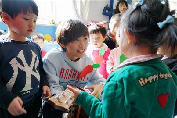 许飞爱耳公益送尤克里里 用音乐唤醒孩子对声音的渴望