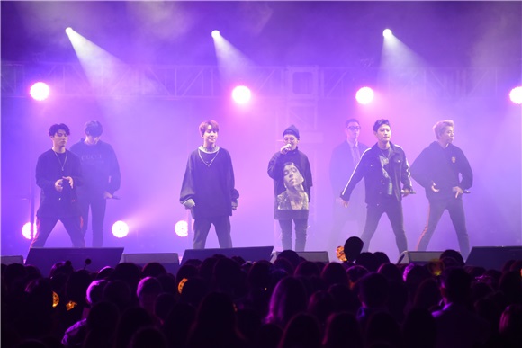 Block B出道七年首登台 演唱夯曲《HER》全场海翻