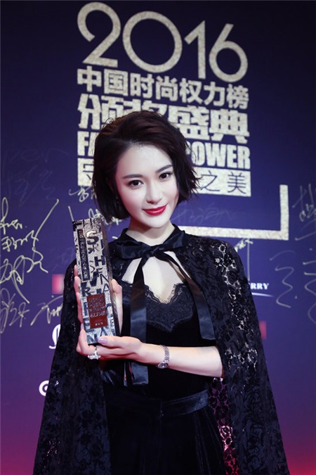 第一晶女郎胡然出席时尚权力榜惊艳 斩获年度新锐势力奖