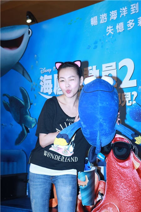 小S包场邀喜愿协会病童看《海底总动员2:多力在哪儿?》。