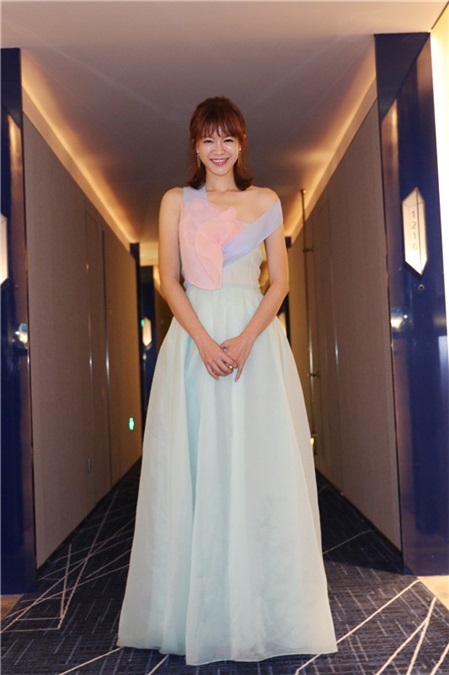 李艾自嘲「蹭合影」  艾笑女神「嫩出水」