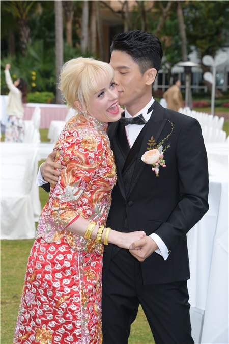 陈明恩与舞蹈员Eddy举行西式草地婚礼 王祖蓝和亚男双双来祝贺