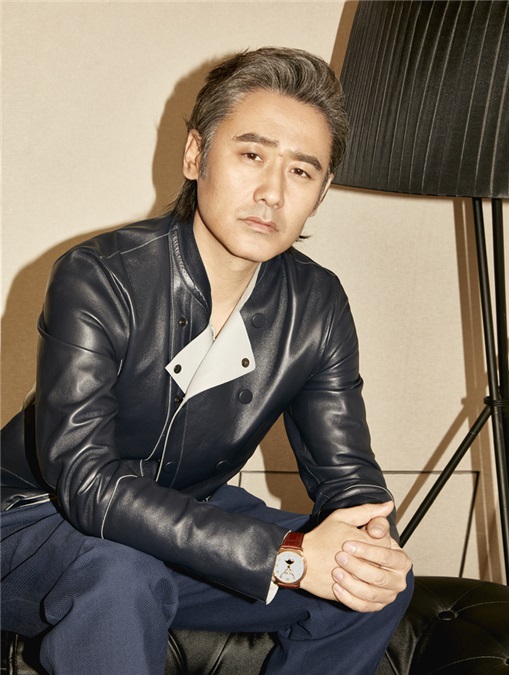 吴秀波玉面造型抢眼 深秋新款搭配显型男本色