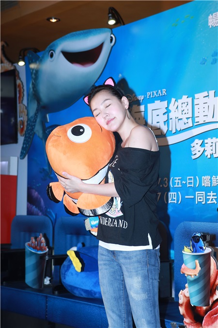 小S包场邀喜愿协会病童看《海底总动员2:多力在哪儿?》。