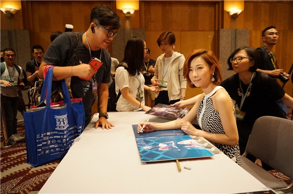 泳儿发烧碟演示及签唱会