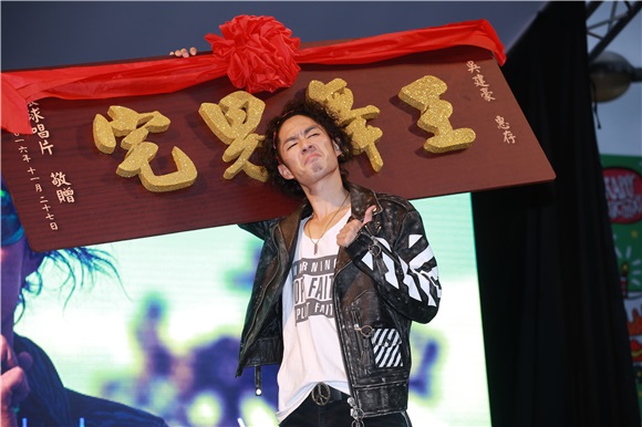 〈Yes台北现场〉暌违3年未出片 吴建豪顶Q卷发大跳热舞