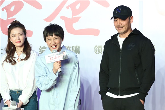 《坏爸爸》北京启动发布会 邵兵深情诠释「坏爸爸」特质2月28日,电影《坏爸爸》在京举办新闻发布会,导演兰城序,编剧陈骥,主要邵兵,孔琳等悉数亮相。华表奖影帝,实力派演员邵兵这些年塑造过无所经典角色。此次加盟《坏爸爸》剧组,邵兵坦言是看中了剧本的主题,这部电影展示了亲情与孝道,与以往的硬汉形象不同,身为两个孩子的父亲,他能更深的体会到一个合格的父亲的辛苦与不易。谈到坏爸爸的特质,邵兵表示「我自己也是两个孩子的父亲,能够深刻体会到一个合格的父亲的辛苦与不易,男人没有孩子的时候还是孩子,当了父亲以后,才感觉身上的责任重大。」邵兵还深情回忆起生活中和儿子相处的趣事,「我前几天去拍戏的时候忘带了手机,结果我12岁的儿子急忙打车把手机送到机场,我说要给他打车钱,他还不要,我一下子就特别感动,他变得特别懂事。」