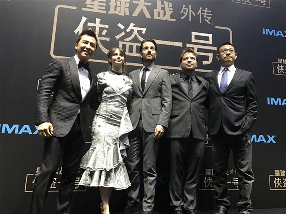 甄子丹携妻儿亮相《星战》首映 亲和力MAX放弃「宇宙最强」