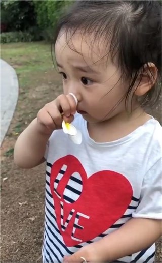 董璇晒女儿视频自侃一孕傻三年 小酒窝开心玩耍镜头感十足