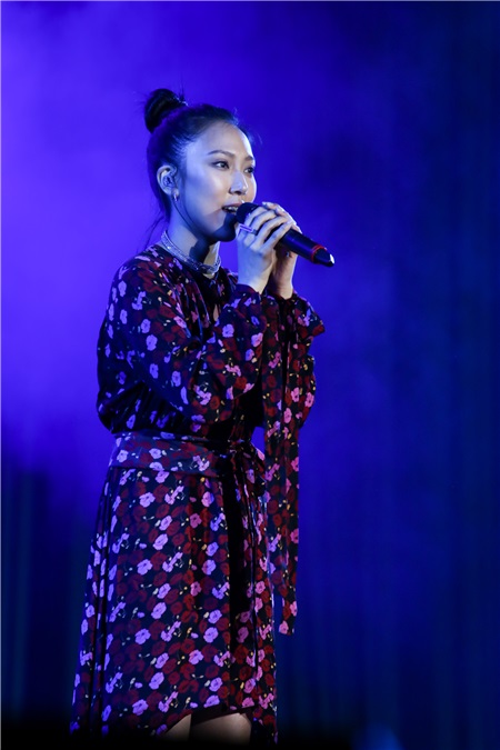 蔡卓妍钟舒漫提前庆中秋 与军民同乐传递正能量