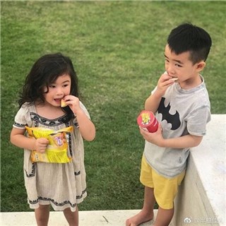 郑希怡晒女儿梁浸浸与Jasper合影 两萌娃分享吃零食超有爱