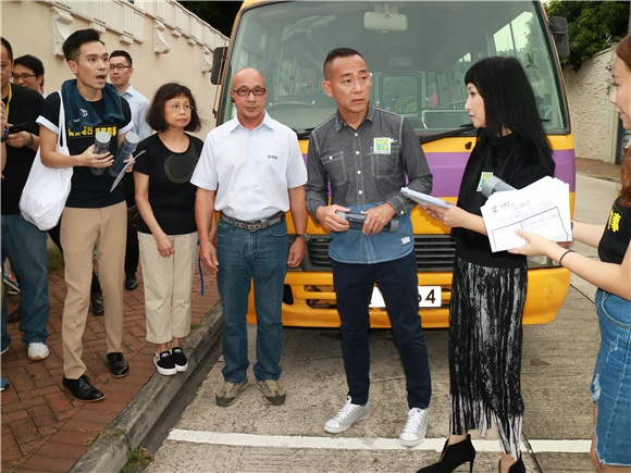 11月21日,香港演员林保怡与歌手蔡立儿在九龙塘约道14号地下约克中英文幼稚园门外出席《至FIT安全驾驶大行动》派发福袋活动,二人在街头找一些职业司向他们讲解安全驾驶的正确观念及向他们派发纪念毛巾,希望各界职业司机在工作时安全驾驶。