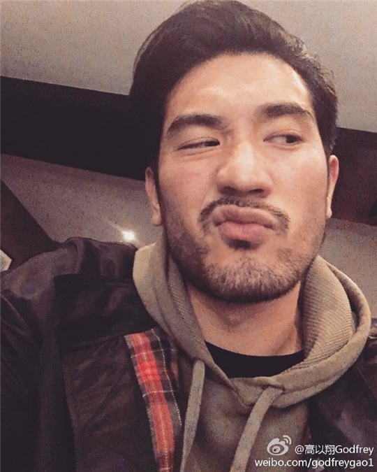 高以翔打个球 粉丝都被帅到晕了