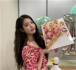 IU完美诠释复古港味 粉丝暴动：“怎么都能什麽都能驾驭”