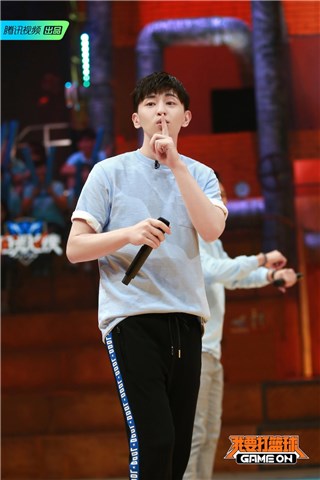 邓伦带队登场