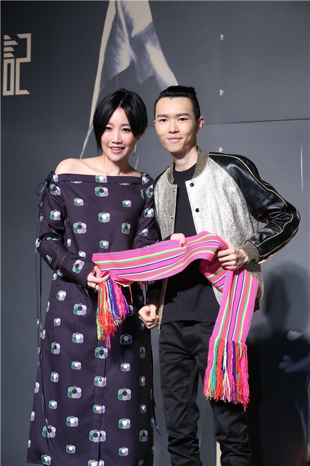 〈Yes 台北现场〉 方大同发片记者会 A-lin 送彩色腰带祝好运