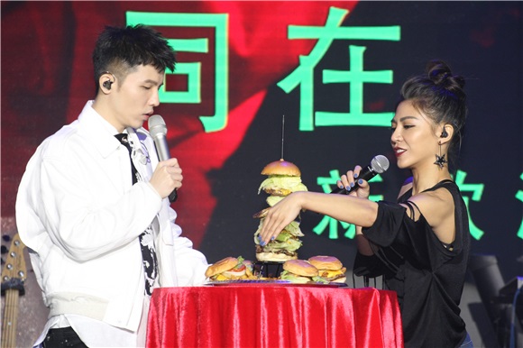 宋念宇新歌演唱会 艾怡良送上美食