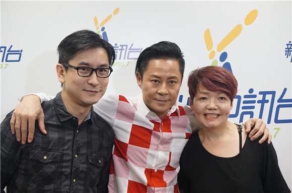 蔡一杰出席电台活动宣传自己的最新作品