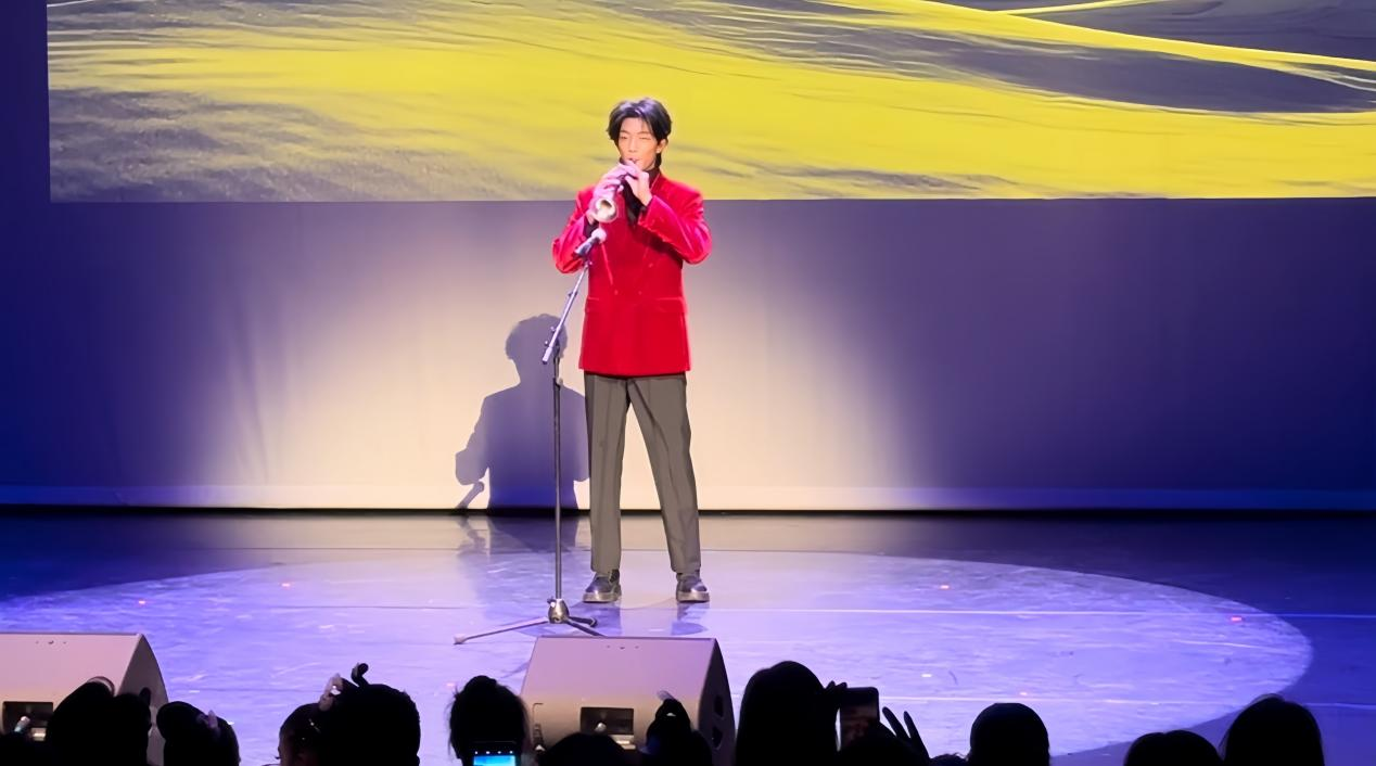 唢呐吹响大巴黎！青年演奏演员刘增文帅惊艳法国春晚