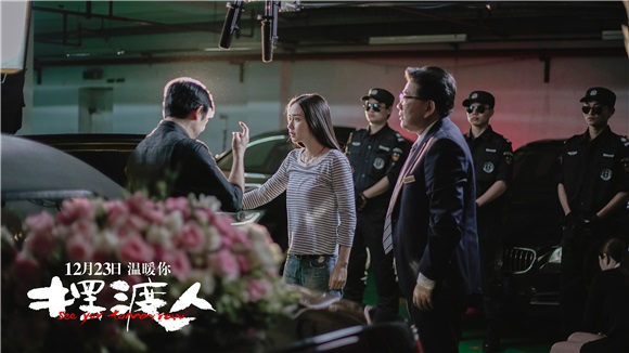 《摆渡人》再爆花絮照 Angelababy吊盐水和梁朝伟演对手戏