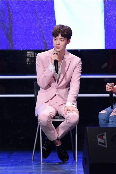 韩星安宰贤出席粉丝见面会