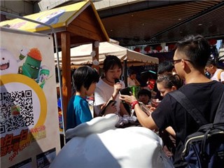 (美女主持与现场观众互动游戏)
